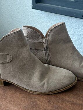 Justice Girls Size 7 Taupe Faux Suede Ankle Booties Side Zip Buckle Boots.  (CT)